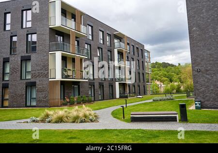 Nuovo edificio con vecchie imitazioni in mattoni Foto Stock