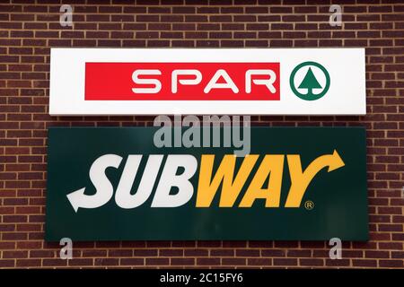 Segnaletica PER SPAR e Subway per i negozi situati all'interno della stazione di servizio esso Foto Stock