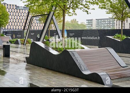 Viale moderno con panca e alberi in città Foto Stock
