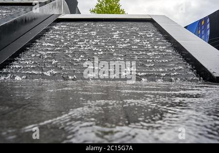 Scalini ad acqua come fontana nel parco Foto Stock