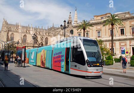 Il 2 aprile 2019, presso la Cattedrale, in Avenida de la Constitucion, a Siviglia, in Spagna, ferma un tram Metrocentro. Foto Stock