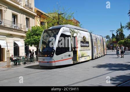 Un tram Metrocentro in Avenida de la Constitucion a Siviglia, Spagna il 2 aprile 2019. Foto Stock