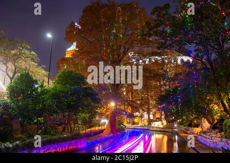 San Antonio River Walk e Tower Life Building nel centro di San Antonio, Texas, Stati Uniti. Foto Stock