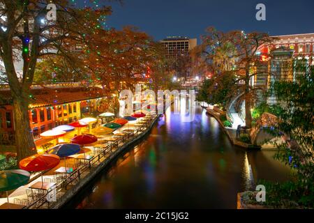 San Antonio River Walk e ponte in pietra sul fiume San Antonio vicino Alamo nel centro di San Antonio, Texas, Stati Uniti. Foto Stock