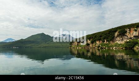 Kurile Lago Caldera e il cratere del lago nella parte orientale della zona vulcanica della Kamchatka Foto Stock