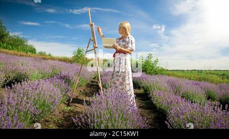 Giovane donna che disegnano l'immagine di un bel campo di lavanda in Provenza Foto Stock