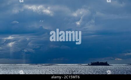 Nuvole tempesta sulle isole dell'arcipelago Georgian Bay in Ontario, Canada Foto Stock