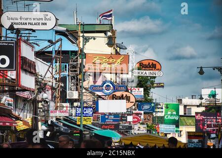 Bangkok, Thailandia 01.06.2020: Immagini del paesaggio urbano durante il giorno della famosa Khaosan Road o Khao San Road di Bangkok. La zona è internazionale k Foto Stock