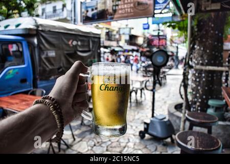 Bangkok, Thailandia 01.06.2020: Una buona tazza completa di birra tailandese Chang durante il giorno sulla famosa Khaosan Road o Khao San Road di Bangkok. La zona è io Foto Stock