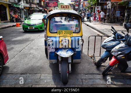 Bangkok, Thailandia 01.06.2020: Tuk Tuk, taxi tradizionali thailandesi che aspettano i clienti durante il giorno sulla famosa Khaosan Road o Khao San Road di Ban Foto Stock