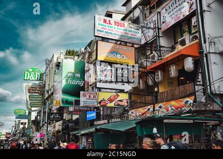 Bangkok, Thailandia 01.06.2020: Immagini del paesaggio urbano durante il giorno della famosa Khaosan Road o Khao San Road di Bangkok. La zona è internazionale k Foto Stock