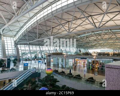 Incheon, Corea del Sud - Aeroporto Internazionale Incheon di Seoul in una nuova crisi pandemica di Coronavirus. COVID-19 colpisce il settore delle compagnie aeree. Terminale vuoto. Foto Stock