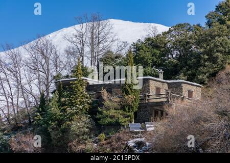 Tipica casa in pietra nelle alte cime della Sierra Nevada, nelle Alpujarras di Granada. Foto Stock