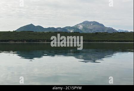 Kurile Lago Caldera e il cratere del lago nella parte orientale della zona vulcanica della Kamchatka Foto Stock