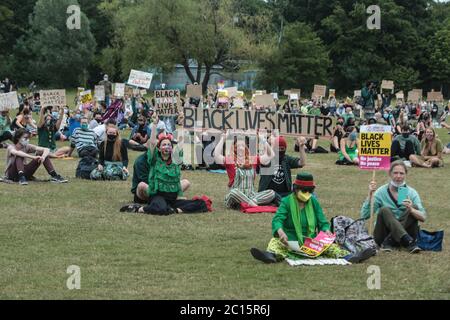 Londra UK 14 giugno 2020 Wandsworth Stand up to Racism and BLM ha organizzato oggi una protesta pacifica su Tooting Common. Le persone che hanno partecipato indossato verde come chiesto dagli organizzatori di ricordare il 3 ° anniversario del fuoco a Greenfell. Paul Quezada-Neiman/Alamy Live News Foto Stock