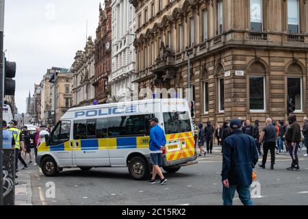 Glasgow, Scozia, Regno Unito. 14 Giugno 2020. Dimostranti della Lega della Difesa Loyalista in George Square per proteggere le statue dal vandalismo dopo Black Lives materia eventi. Credit: Notizie dal vivo SKULLY/Alamy Foto Stock