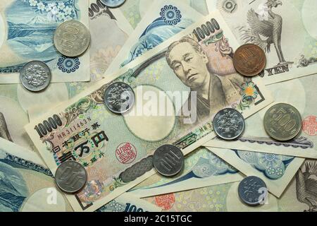 Monete e banconote giapponesi Yen. Yen è la valuta ufficiale del Giappone, un paese con un'economia ricca. Foto Stock