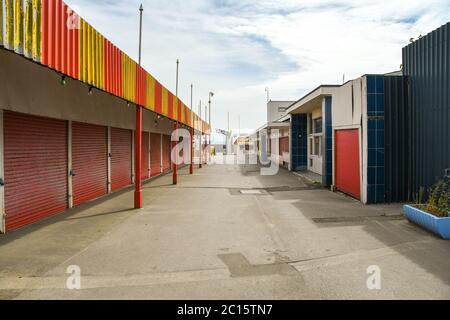 Porthcawl, Galles - 2018 giugno: Area vuota del salone delle funebre fuori dalle ore di punta, dove le bancarelle e la galleria di divertimenti sono chiuse. Foto Stock