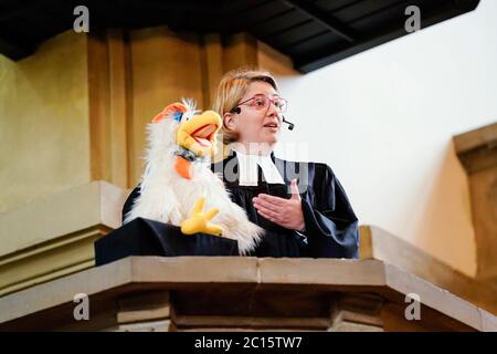 Mannheim, Germania. 14 Giugno 2020. Il pastore evangelico Maibritt Gustrau condivide i suoi servizi religiosi con il gallo otto, che riflette sulla vita oltre la prospettiva della casa. Credit: Uwe Anspach/dpa/Alamy Live News Foto Stock