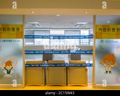 Seul, Corea del Sud - focolaio di Coronavirus in Corea. Prevenzione della polmonite da Wuhan nell'ospedale pediatrico di Asan. Sala da visita bloccata dal nastro. COVID-19. Foto Stock