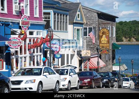Bar Harbour, Maine, USA - Settembre 2010: Strada con ristoranti che conducono al mare a Bar Harbour. È un popolare porto di scalo per le navi da crociera Foto Stock