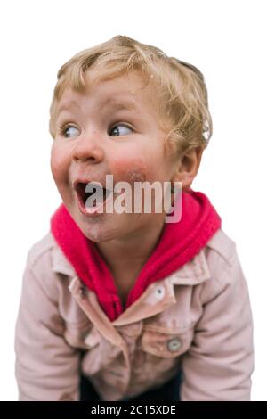 La bambina sporca sorride davanti alla macchina fotografica Foto Stock