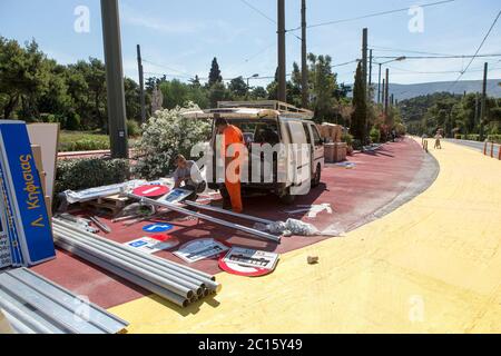 Atene, Grecia. 14 Giugno 2020. Vasilissis Olgas Street, che si trova nel centro di Atene, è visto come un percorso ciclabile e pedonale a Atene, Grecia, 14 giugno 2020. Il comune di Atene ha iniziato a lavorare domenica per creare l'iniziativa Great Walk che prevede la costruzione di passeggiate pedonali e di piste ciclabili sicure al centro della città, riducendo le corsie dei veicoli in determinate strade. Credit: Marios Lolos/Xinhua/Alamy Live News Foto Stock