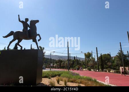 Atene, Grecia. 14 Giugno 2020. Vasilissis Olgas Street, che si trova nel centro di Atene, è visto come un percorso ciclabile e pedonale a Atene, Grecia, 14 giugno 2020. Il comune di Atene ha iniziato a lavorare domenica per creare l'iniziativa Great Walk che prevede la costruzione di passeggiate pedonali e di piste ciclabili sicure al centro della città, riducendo le corsie dei veicoli in determinate strade. Credit: Marios Lolos/Xinhua/Alamy Live News Foto Stock