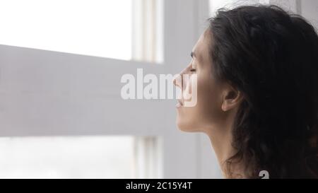 Primo piano donna attenta e attenta con occhi chiusi meditando Foto Stock