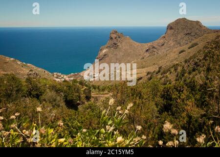 Vista sul mare dalla montagna sopra il paese Taganana, nel parco nazionale Anaga, a Tenerife. Foto Stock