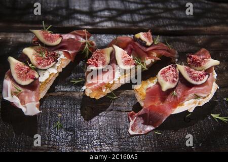 Fichi e prosciutto bruschetta Foto Stock