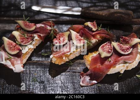 Fichi e prosciutto bruschetta Foto Stock