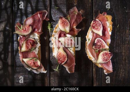 Fichi e prosciutto bruschetta Foto Stock