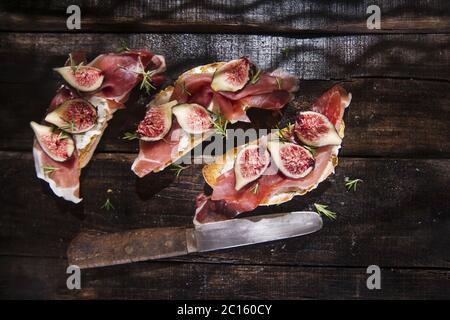 Fichi e prosciutto bruschetta Foto Stock