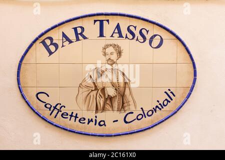 Cartello in ceramica dipinta in ceramica per Bar tasso caffetteria - coloniali, bar in Via Torquato tasso a Sorrento, Italia Foto Stock