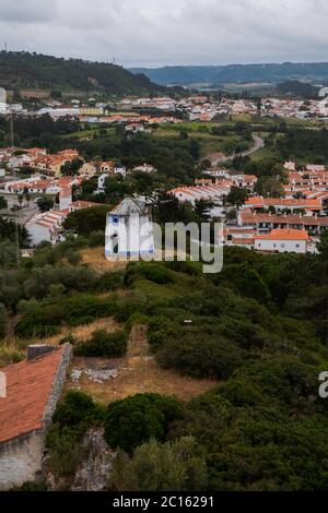 Óbidos, Portogallo - famosa destinazione turistica per la sua architettura e la sua storia - Case tradizionali dai colori vivaci con fiori Foto Stock