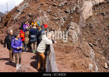 Turisti e visitatori alla vetta / cono sul bordo della caldera sommitale del Vesuvio, un vulcano attivo (somma-stratovulcano), Campania, Italia Foto Stock