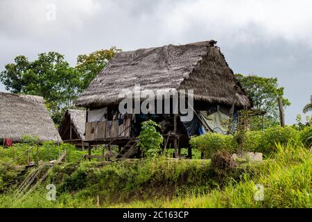 Casa di legno su palafitte è tipico delle molte case di Riberenos nel peruviano Amazzonia Foto Stock