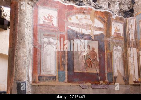 Affresco decorato nel quarto stile che mostra Ercole che si erge accanto a Juno e Minerva. Collegio dei Augustales, antica città di Ercolano Foto Stock