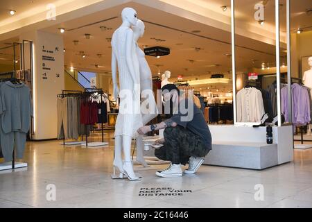 Un operaio vestisce un manichino in un negozio Zara di Oxford Street, Londra, prima della riapertura di rivenditori non essenziali in Inghilterra il 15 giugno. Foto Stock