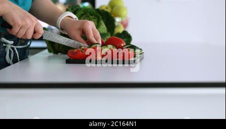 Coppia giovane nella cucina moderna la preparazione di alimenti Foto Stock