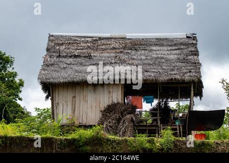 Casa di legno su palafitte è tipico delle molte case di Riberenos nel peruviano Amazzonia Foto Stock