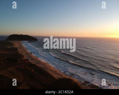 Vista aerea sulla Pacific Coast Highway al tramonto. Oceano Pacifico. STATI UNITI Foto Stock