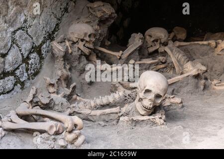 Replica scheletri di persone uccise e sepolte in lava durante l'eruzione del Vesuvio del 79 d.C., Ercolano, Napoli, Campania, Italia Foto Stock