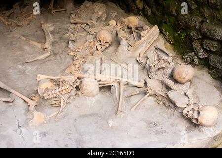 Replica scheletri di persone uccise e sepolte in lava durante l'eruzione del Vesuvio del 79 d.C., Ercolano, Napoli, Campania, Italia Foto Stock