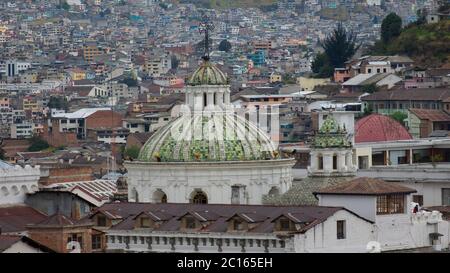 Quito, Pichincha / Ecuador - 30 2018 luglio: Vista panoramica delle cupole della chiesa la Compania de Jesus durante il giorno Foto Stock