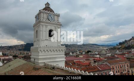 Quito, Pichincha / Ecuador - Luglio 30 2018: Vista del centro storico della città con il campanile della chiesa e convento di la Merced nel f Foto Stock