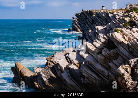 Baleal, Portogallo - formazioni rocciose sulle acque dell'Oceano Atlantico con vegetazione salata Foto Stock