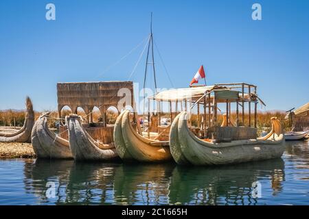 Barche sul lago Titicaca Foto Stock