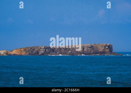 Baleal, Portogallo - formazioni rocciose sulle acque dell'Oceano Atlantico Foto Stock